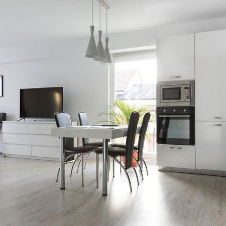 Airport Residence - Apartment Across From Otopeni Airport Ngoại thất bức ảnh
