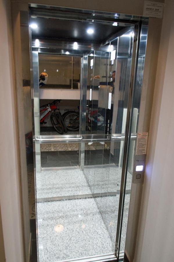 Airport Residence - Apartment Across From Otopeni Airport Ngoại thất bức ảnh